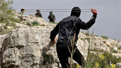 مستعمرون يمنعون الفلسطينيين من الوصول إلى أراضيهم بمسافر يطا