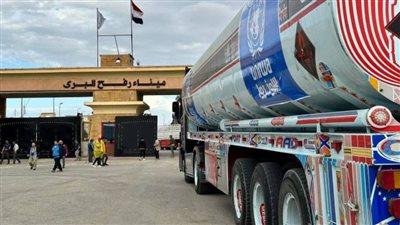 إدخال ١٢٧ شاحنة مساعدات إنسانيه من مصر إلى غزه 