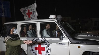 11 مقابل 33.. الدفعة الرابعة من صفقة تبادل الأسرى تتم الآن