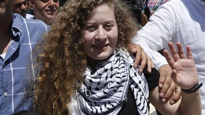 لقطات توثق عودة الناشطة الفلسطينية عهد التميمي إلى ذويها (فيديوهات وصور)
