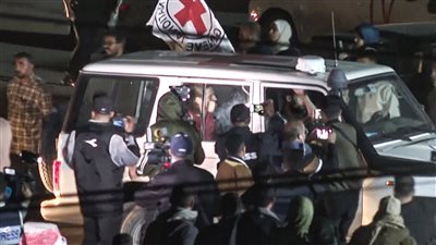 وصول الدفعة السادسة من الأسرى المحتجزين لدى حماس إلى الجانب المصري