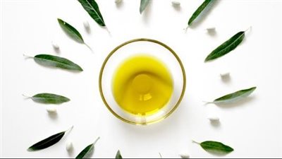 أفضل زيت للبشرة الجافة قبل النوم.. 3 زيوت لترطيب الوجه في الشتاء