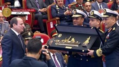 قائد القوات البحرية يقدم 