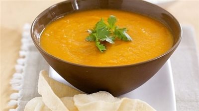 طريقة عمل شوربة العدس المصرية بأسهل الخطوات.. 6 فوائد لا تفوتك