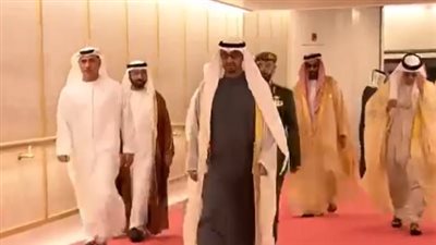 وصول رئيس دولة الإمارات إلى قطر للمشاركة في القمة الخليجية في الدوحة (فيديو)