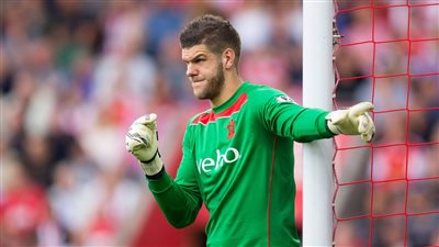 رسميًا.. توتنهام يمدد عقد حارسه الدولي فورستر