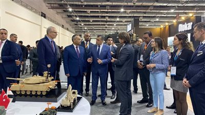 وزير الإنتاج الحربي يزور أجنحة شركات التصنيع العسكري العالمية بمعرض إيديكس
