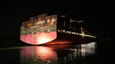 أسامة ربيع: انتظام حركة المرور بقناة السويس بعد تحرك السفينة ONE ORPHEUS 