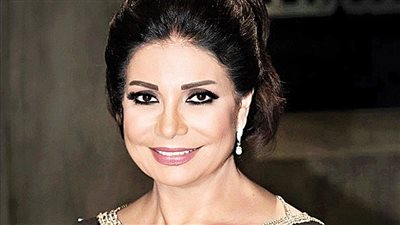 مرتديه فستان طويل وأنيق باللون النبيتي اللامع.. سوسن بدر تتصدر التريند (صور)