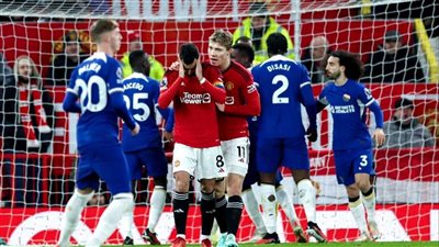 واقعة غريبة لحكم مباراة مانشستر يونايتد وتشيلسي في قمة الدوري الإنجليزي