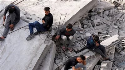 فلسطينيون ينتشلون ذويهم من تحت الأنقاض بعد قصف إسرائيلي (فيديو)