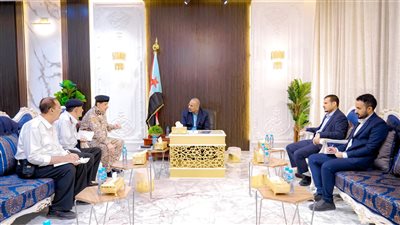 نائب رئيس مجلس القيادة الرئاسي باليمن يطلع على جاهزية القوات البحرية والجهود المبذولة (صور)