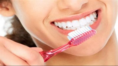 هل كثرة تنظيف الأسنان له أضرار؟.. يتسبب في 3 آثار جانبية محتملة 
