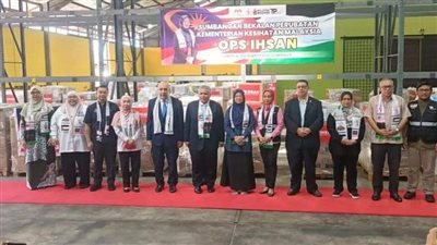 السفير المصرى بماليزيا يشارك في مراسم تسليم مستلزمات طبية لغزة 