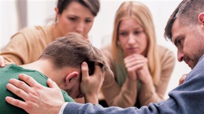 ما هي بعض العوامل التي تؤثر على الانفعالات المرتبطة بالإدمان؟