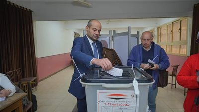 رئيس البورصة المصرية يدلي بصوته في الانتخابات الرئاسية