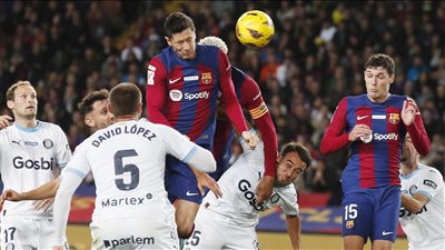 جيرونا يقسو على برشلونة برباعية ويقتنص صدارة الدوري الإسباني