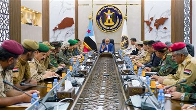 نائب رئيس مجلس القيادة الرئاسي باليمن يترأس اجتماعا للقادة العسكريين والأمنيين بمحافظة أبين (صور)