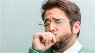 أخطر أنواع البلغم وعلاجاته الدوائية والمنزلية.. احذر اللون الأحمر