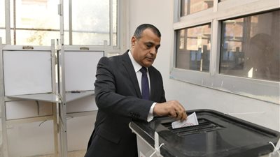 مصر.. وزير الدولة للإنتاج الحربي يدلي بصوته في الانتخابات الرئاسية 
