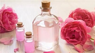 فوائد ماء الورد للوجه قبل النوم وفي الصباح وطريقة استعماله بالتفصيل
