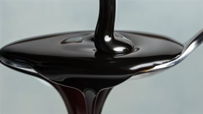 العسل الأبيض أم الأسود أيهما أفضل لعلاج السعال.. اعرف الفرق بينهما