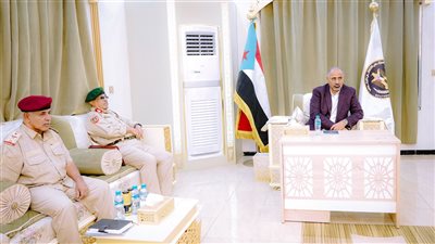 خلال لقائه أركانات توجيه القوات البرية.. الزُبيدي: نثمن جهودكم ونتطلع إلى تعزيز دوركم (صور)
