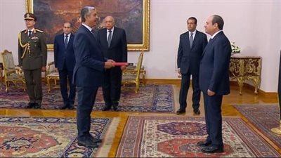 بحاح يقدم أوراق اعتماده للرئيس عبدالفتاح السيسي