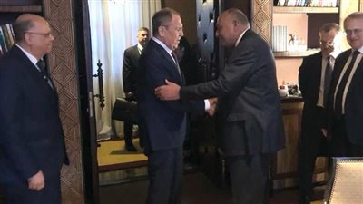 وزير الخارجية يلتقي نظيره الروسي على هامش مشاركته في المنتدى العربي الروسي