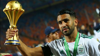 متفوقا على أساطير.. رياض محرز يتوج بجائزة أفضل لاعب في تاريخ الجزائر