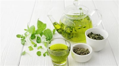 الشاي الأخضر على الريق.. هل هو مفيد؟