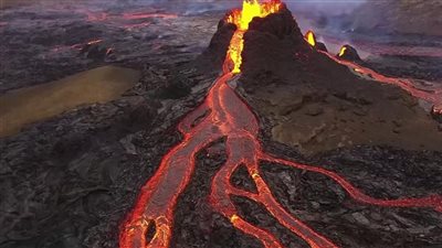 أندونيسيا ترفع حالة التأهب في جاوة الشرقية بسبب تدفق الحمم البركانية