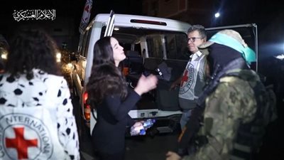 إعلام إسرائيلي: حماس تقسم الأسرى لمجموعات تمهيدًا لإطلاق سراحهم 