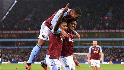 أستون فيلا يخطف فوزا مثيرا من بيرنلي ويزاحم ليفربول على الصدارة