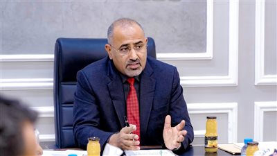 الزُبيدي يجدد التأكيد على أهمية تعزيز التكامل والتنسيق بين الجهات الأمنية والعسكرية (صور)