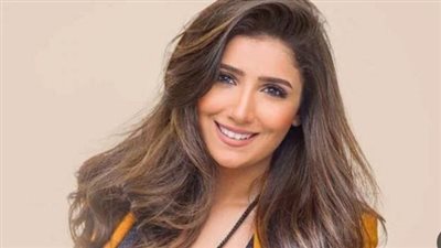 مرتدية فستانا باللون الأسود السادة.. مي عمر تتصدر التريند (صور)