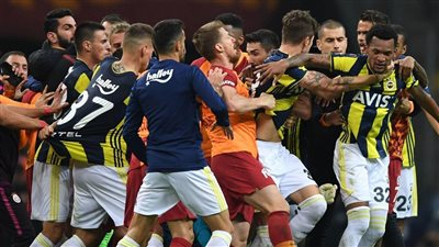 ما هي الأسباب السياسية التي ألغت مباراة السوبر التركي في السعودية؟