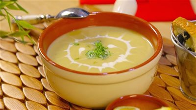 طريقة عمل شوربة البطاطس دون كريمة ووصفة أخرى بالكريمة.. جربيها الآن