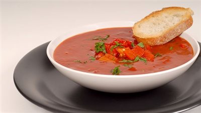 طريقة عمل شوربة الطماطم للرجيم.. وصفة رائعة وغنية للشيف آية حبيب