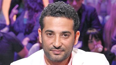 نائمين من داخل إحدى الطائرات.. الفنان أحمد سعد ينشر عددًا من الصور بصحبة شقيقه عمرو سعد