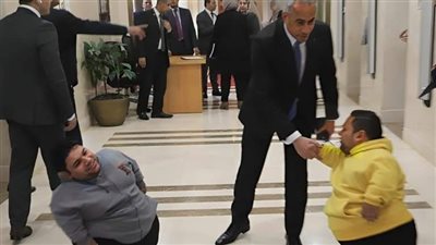 وزير العمل يستقبل مواطنًا من 