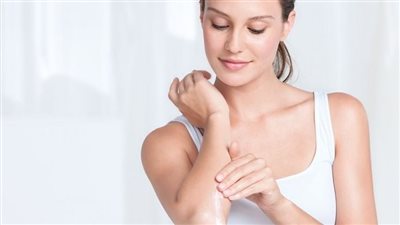 طريقة ترطيب الجسم بعد الاستحمام بـ 7 خطوات فقط.. تعرفي عليها في الشتاء