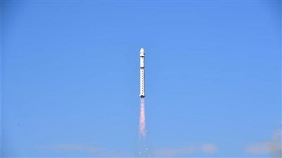 الصين تطلق قمرًا صناعيًا جديدًا لرصد الظواهر الكونية الغامضة