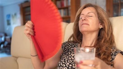 أسباب الهبات الساخنة في سن الأربعين وكيفية التعامل معها