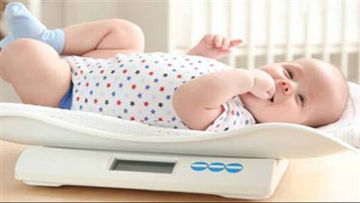 متى يكون وزن الطفل زائد؟.. جدول الوزن الطبيعي للأطفال من سنة إلى 5 سنوات