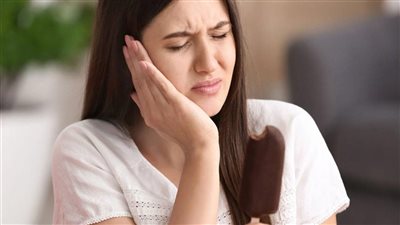 أسباب ألم الأسنان عند أكل الحلويات.. التنظيف بقوّة إحداها 