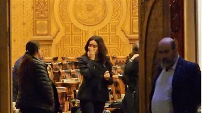 تصدرت التريند.. انهيار لطيفة أثناء تلقي عزاء والدتها في مسجد الشرطة