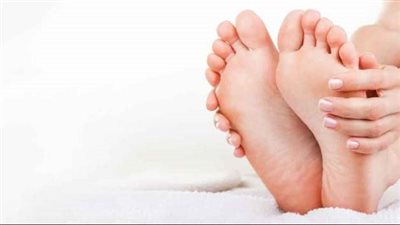 أسرع طريقة لتنعيم القدمين في الشتاء.. لا تتنازلي عن الفازلين