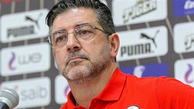 فيتوريا يعلق عن استبعاد نجوم النادي الأهلي بسبب الأزمة الأخيرة