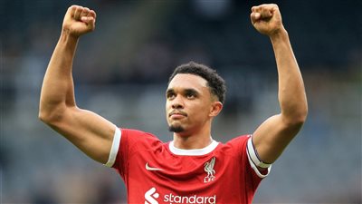 متفوقًا على صلاح.. أرنولد يحصد جائزة لاعب الشهر في الدوري الإنجليزي